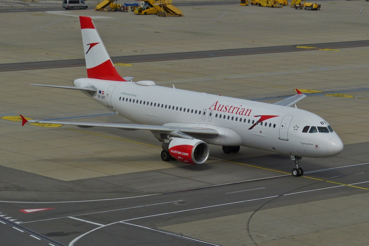 OE-LBY Airbus A 320–214 der Austrian Airlines hat nach der Landung fast das Gate am Flughafen Wien erreicht. 04.06.2023