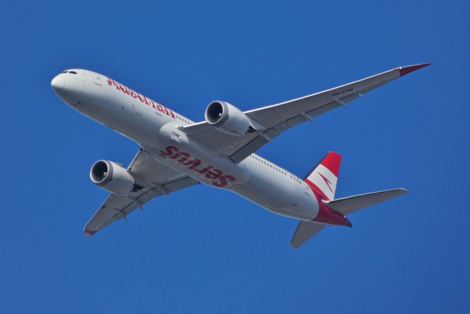 OE-LPM, Boeing B 787-9 Dreamliner, von Austria Airlines, aufgenommen in Wien nahe dem Hauptbahnhof. 04.05.2026