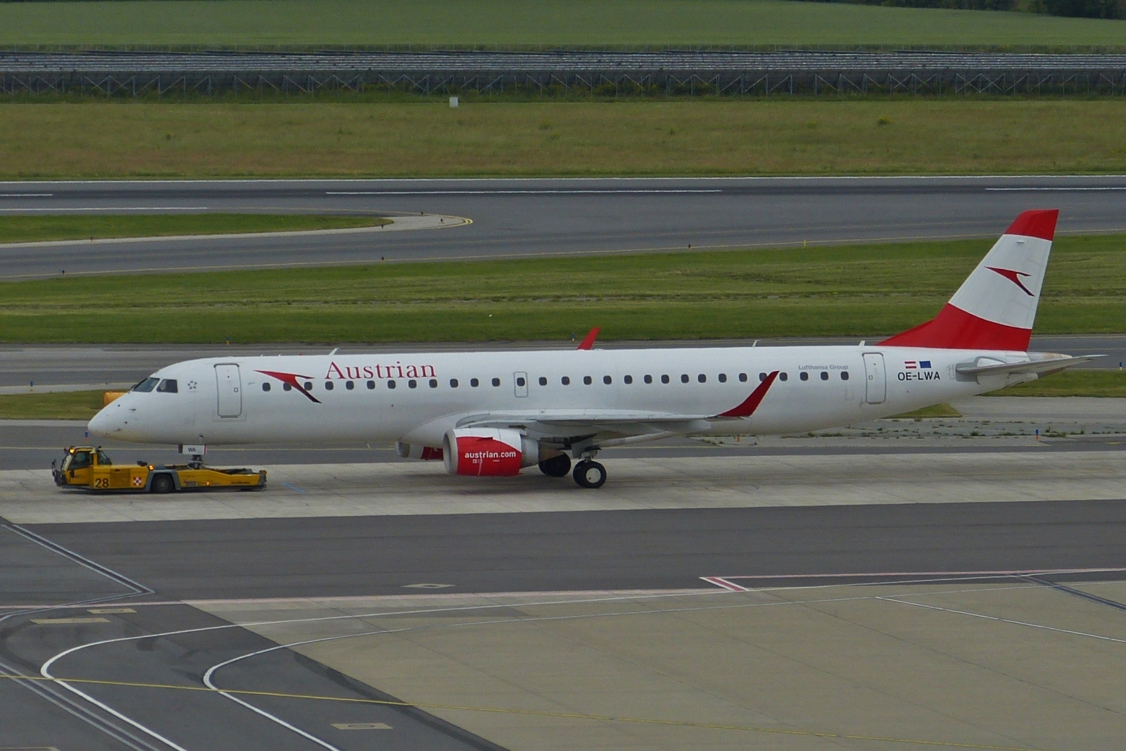 OE-LWA, Austrian Airlines, Embraer ERJ-195LR, vom Schlepper aufs Rollfeld geschoben, Flughafen Wien. 06.2023             