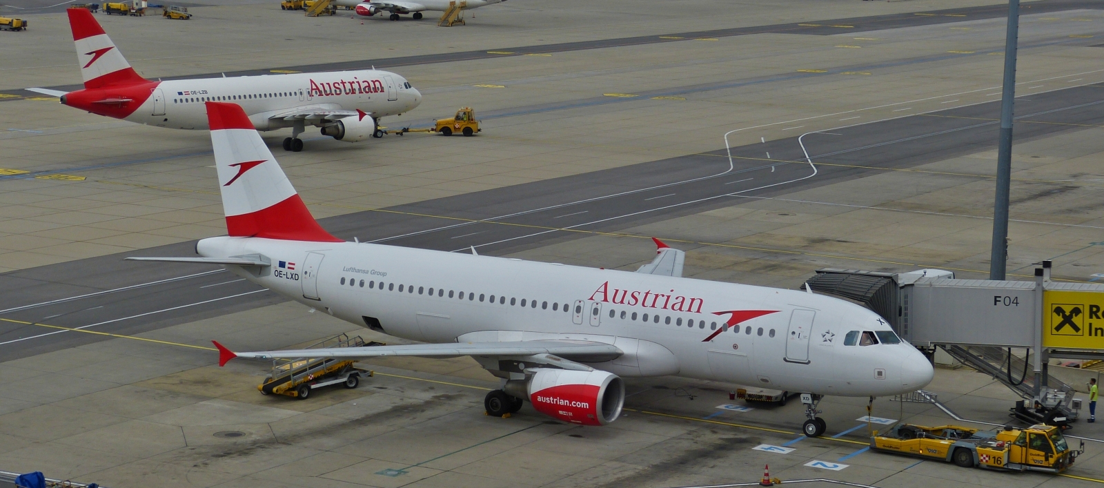 OE-LXD, Austrian Airlines, Airbus A320-216, am Gate, Flughafen Wien. 04.06.2023