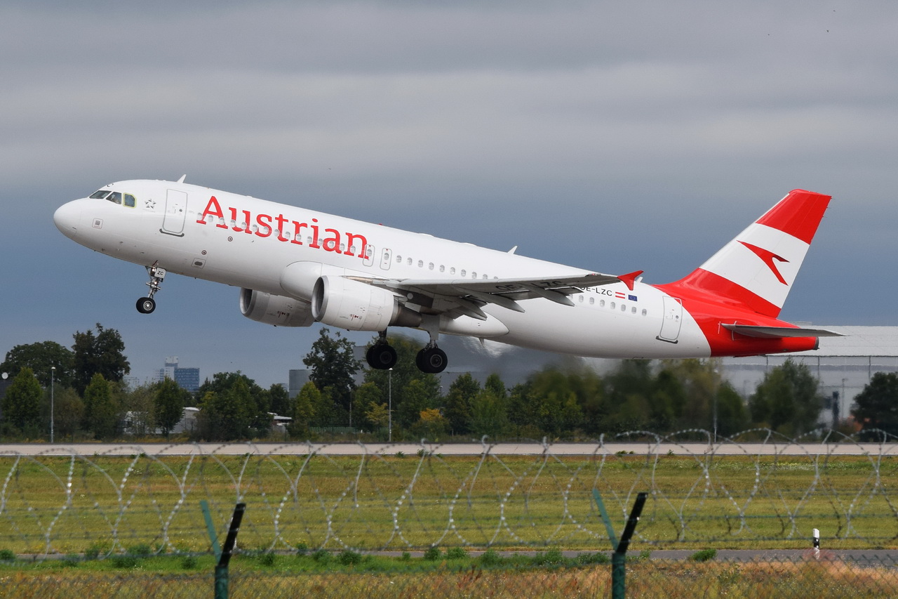 OE-LZC , Austrian Airlines , Airbus A320-214 , Berlin-Brandenburg  Willy Brandt  , BER , 13.09.2023 , 