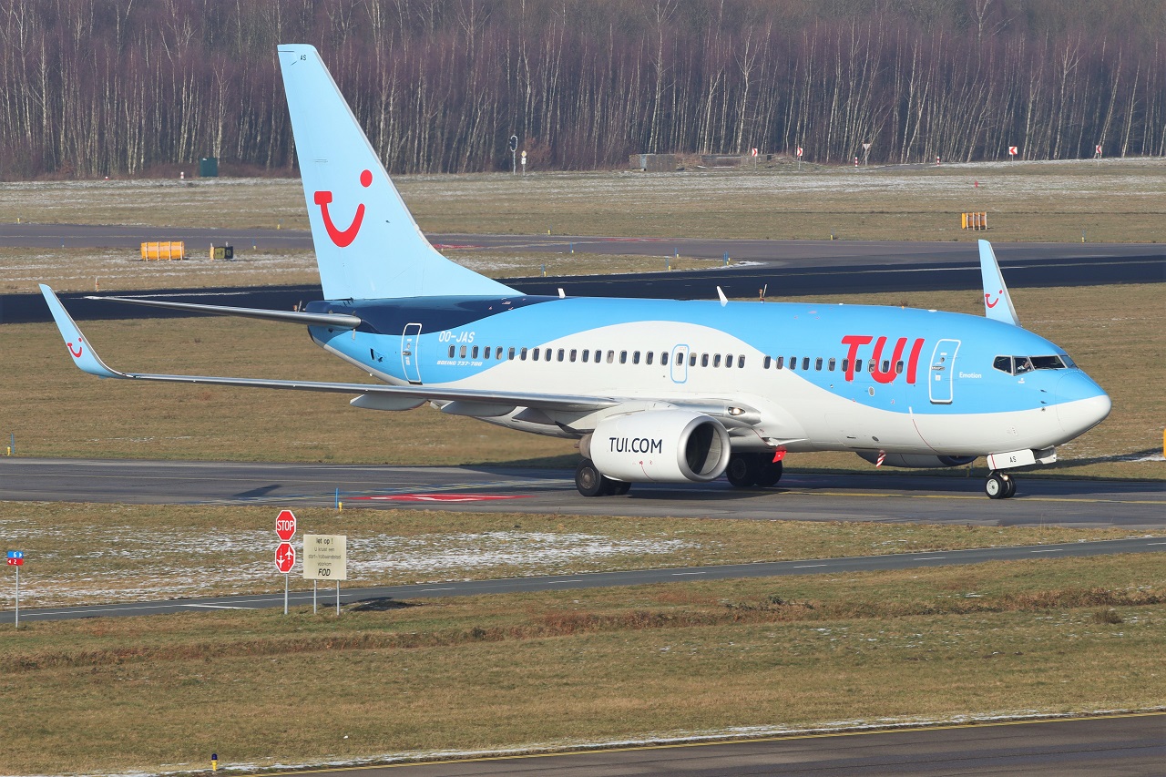 OO-JAS, Boeing 737-700 der TUI Airlines Belgium in EIN, 20.01.2024.