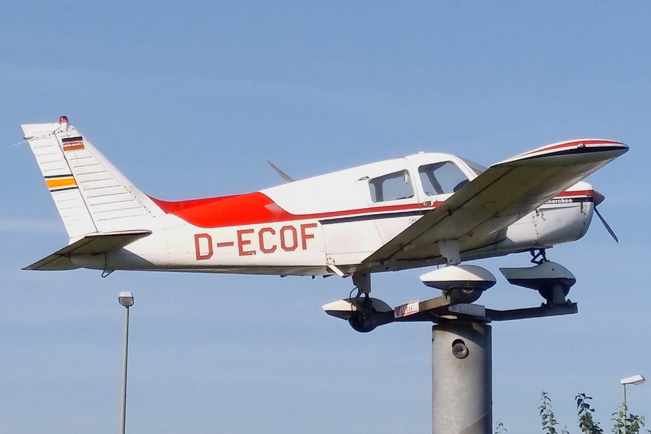 Privat, D-ECOF, Piper PA-28-140 Cherokee Cruiser, S/N: 28-7625139. Gatekeeper am Siegerland-Flughafen (EDGS). Aufnahmedatum: 11.09.2023. 
