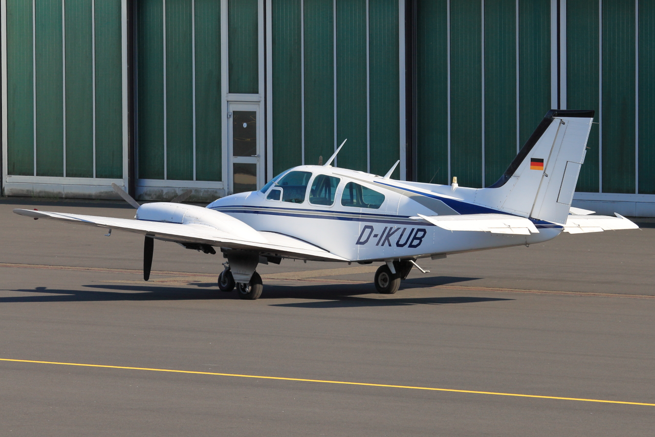 Privat, D-IKUB, Beechcraft 95-B55 Baron, S/N: TC-145. Siegerland (EDGS) am 11.09.2023.