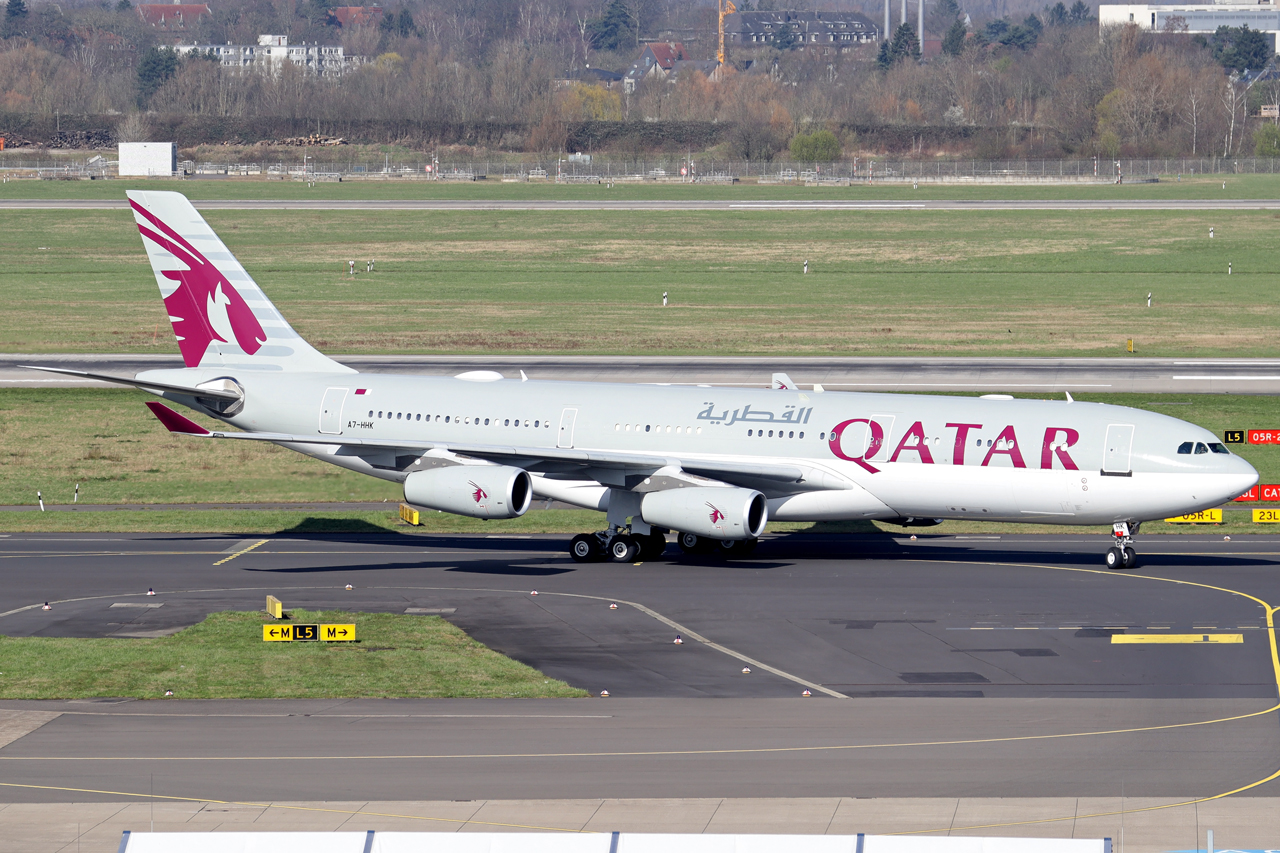 Qatar Amiri Flight Airbus A340-211 A7-HHK rollt zur Parkposition in Düsseldorf 9.3.2024