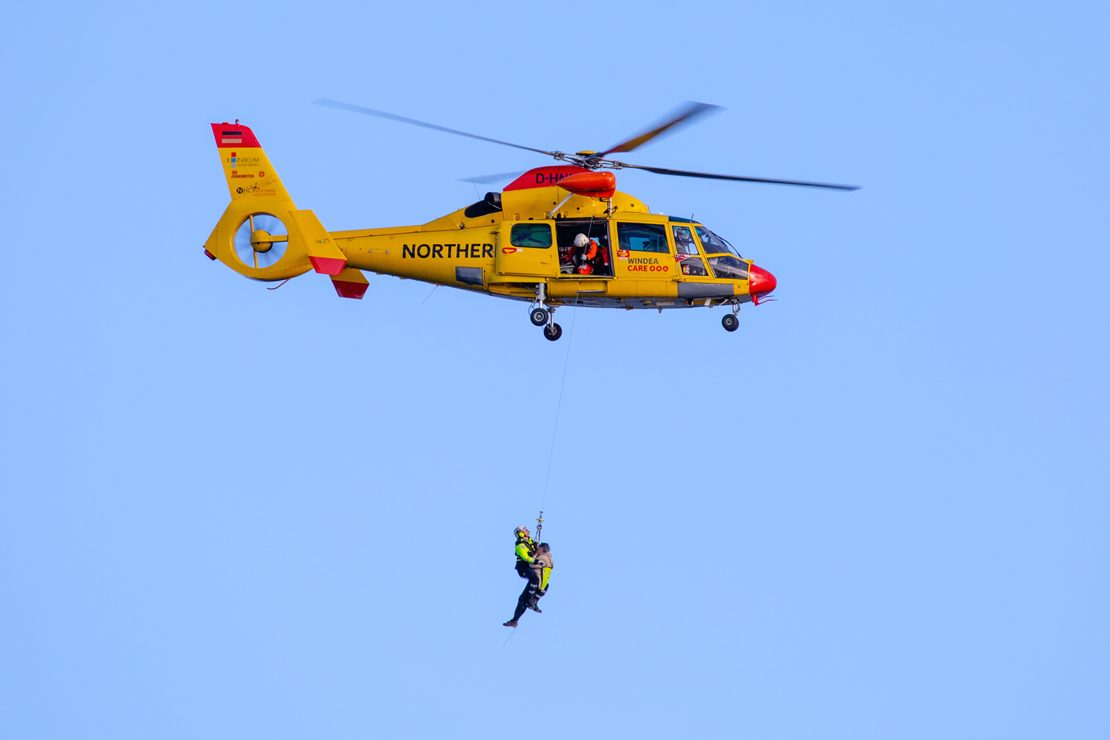 Rettungshubschrauber der Northern HeliCopter GmbH (D-HNHA) kam hier scheinbar nicht zum Übungseinsatz nahe der Piratenschlucht des Nationalparks Jasmund. - 03.10.2022
