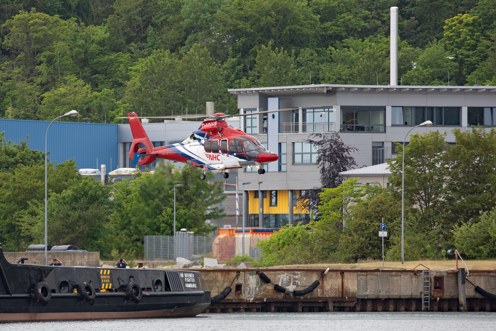 Rettungshubschrauber der Northern Helicopter GmbH (D-HNHF) hat zu Übungszwecken mit dem Seenotrettungskreuzer HARRO KÖBKE im Sassnitzer Hafen  abgehoben. - 23.06.2023
