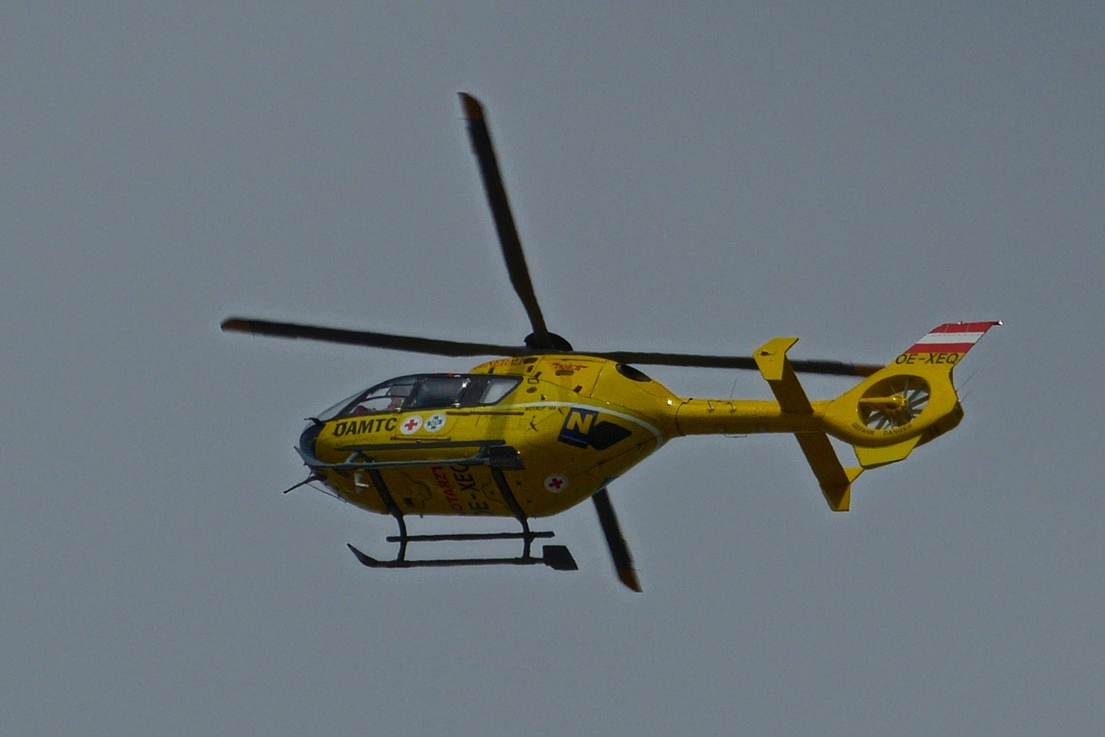 Rettungshubschrauber OE-XEQ  (Airbus Helikopter H 135) beim Überflug am Bahnhof St. Pölten aufgenommen. 03.06.2023