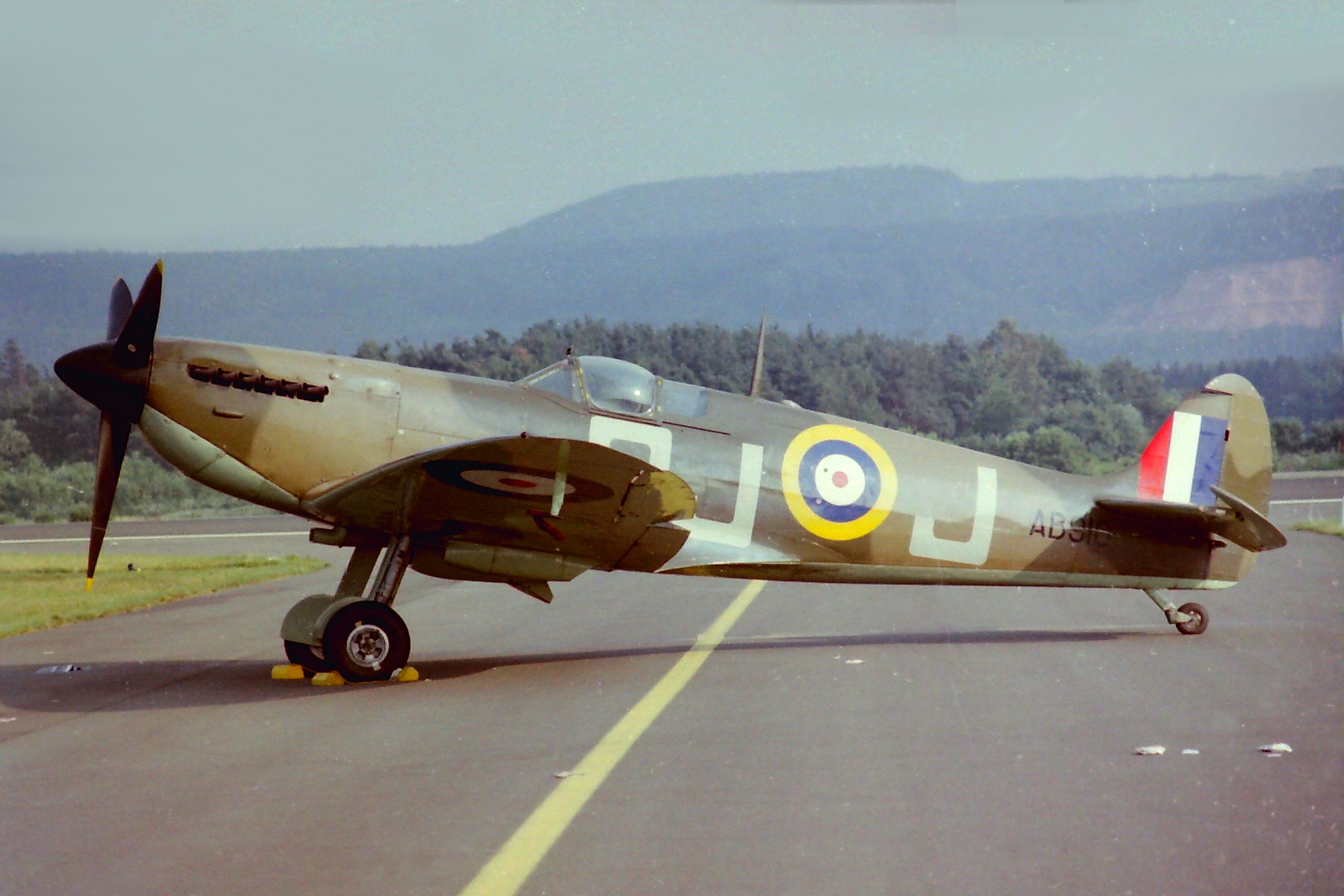 Royal Air Force, Supermarine Spitfire Mk LFVb, Reg: AB910, Code-Nr: QJ-J, C/N: CBAF.1061. Scan einer Aufnahme beim Flugtag auf der US Airbase Ramstein am 31.07.1977.