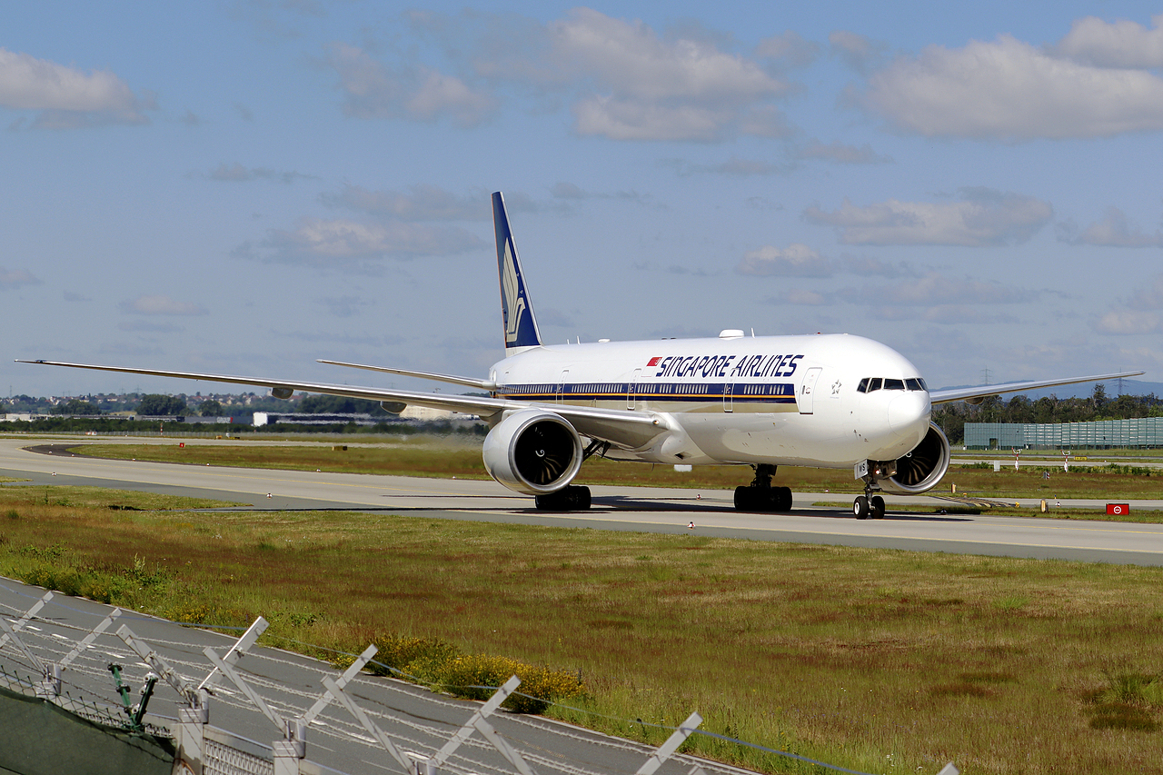 Singapore Airlines Boeing 777-312ER 9V-SWS rollt zum Terminal in Frankfurt 13.6.2026