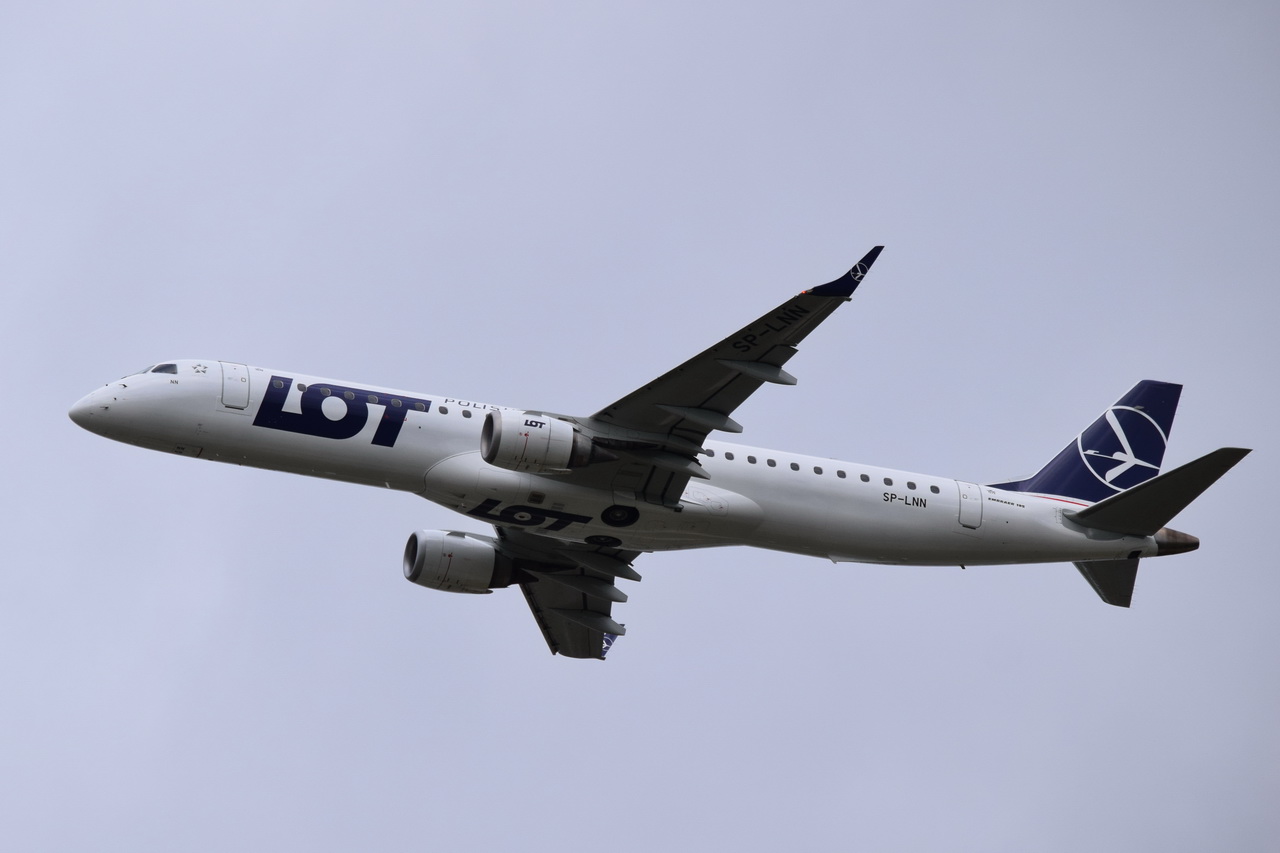 SP-LNN , LOT - Polish Airlines , Embraer ERJ-195AR (ERJ-190-200 IGW) ,  Berlin-Brandenburg  Willy Brandt  , BER , 19.10.2022 ,