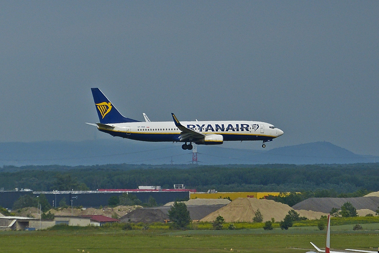 SP RNA Boeing 737-8AS von Ryanair im Landanflug auf den Flughafen Wien. 04.06.2023