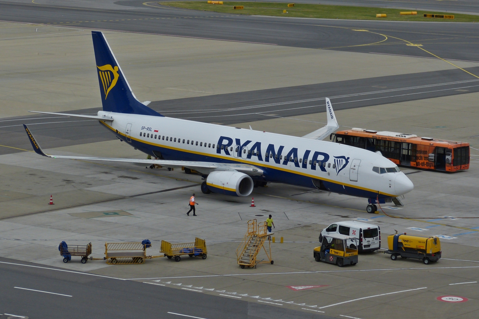 SP-RSL Ryanair, Boeing 737-8AS, steht auf dem Flughafen Wien. 06.2023  