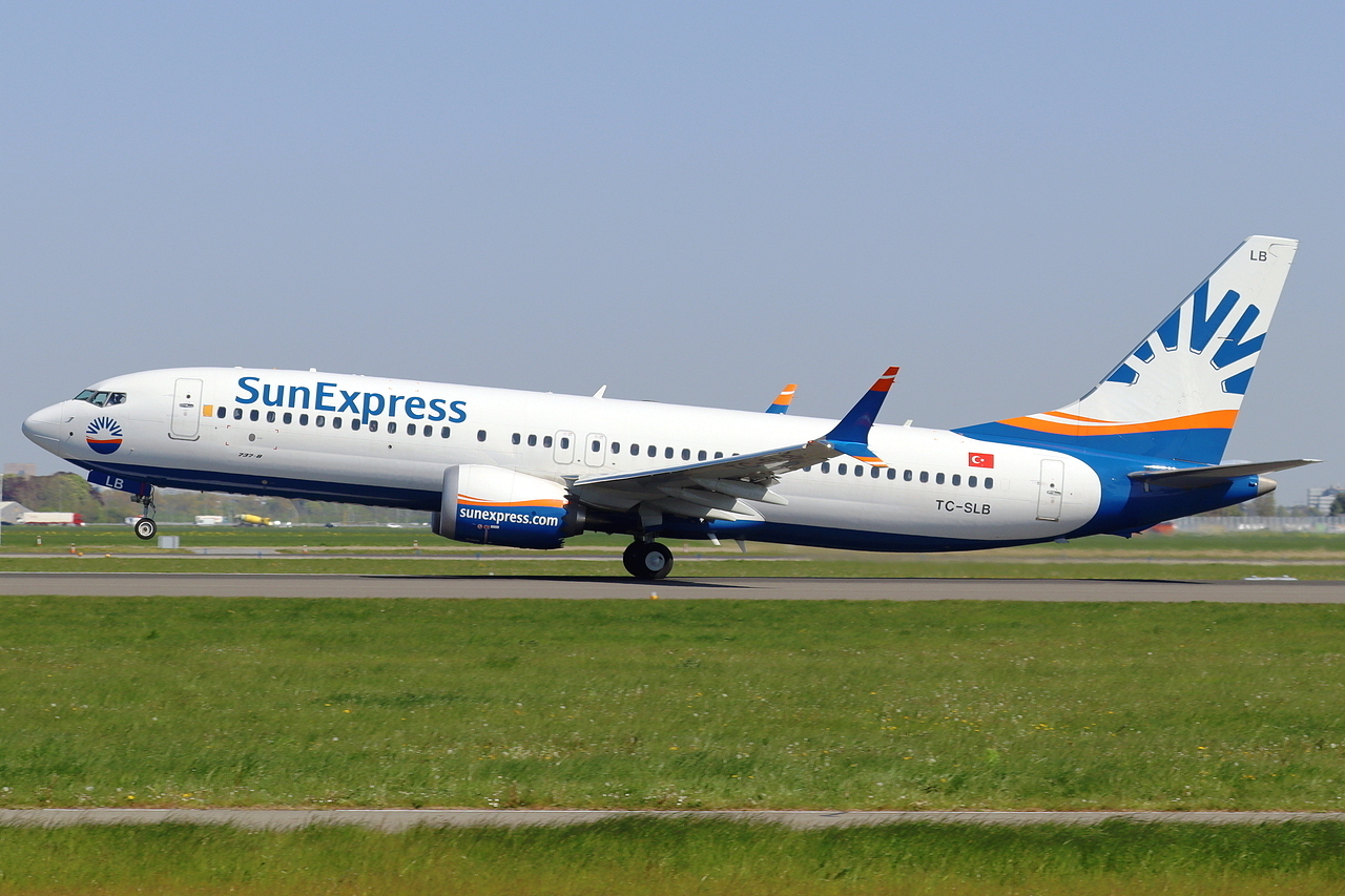 Sun Express Boeing 737-8 MAX TC-SLB beim Start in Amsterdam 28.4.2026