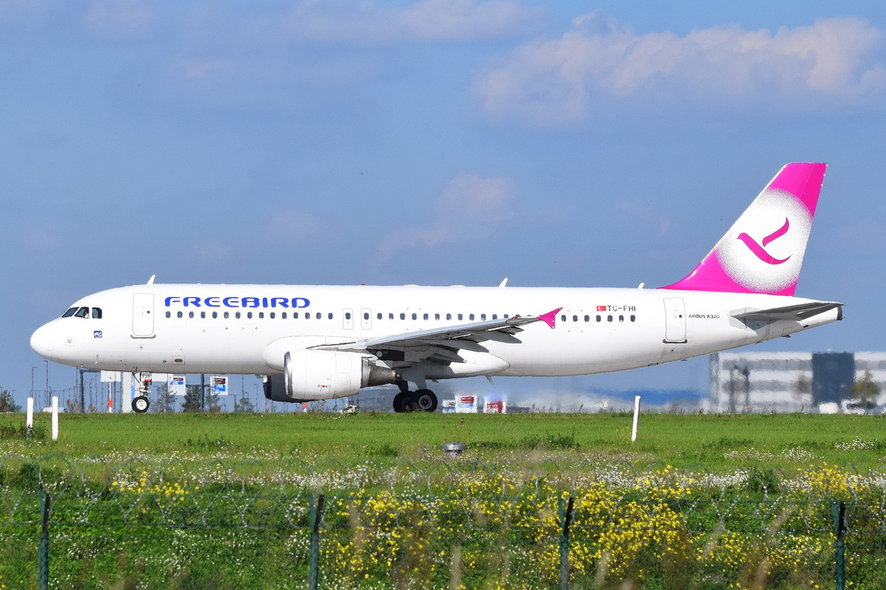 TC-FHI , Freebird Airlines , Airbus A320-214 , 30.09.2022 , Berlin-Brandenburg  Willy Brandt  , BER , 