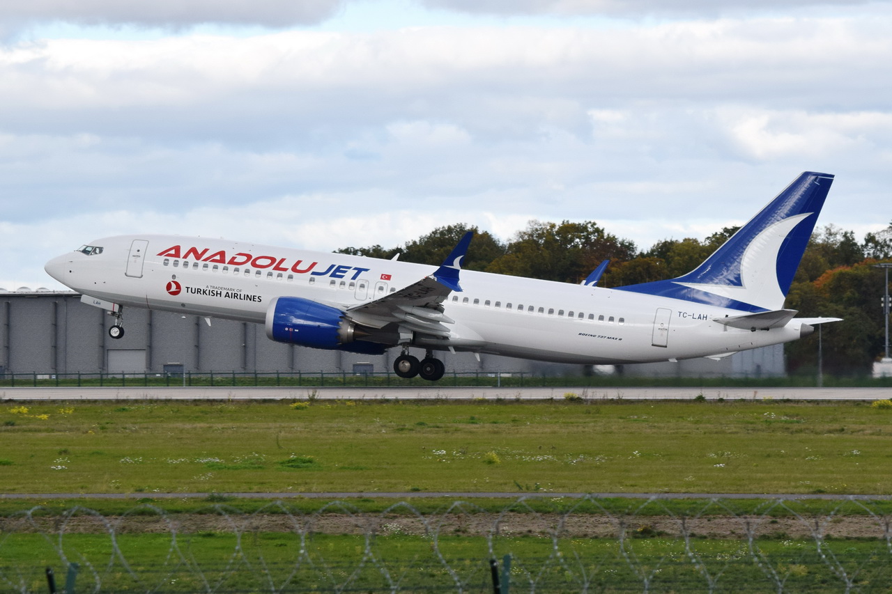 TC-LAH , Anadolu Jet , Boeing 737-8 MAX ,  Berlin-Brandenburg  Willy Brandt  , BER , 19.10.2022 ,