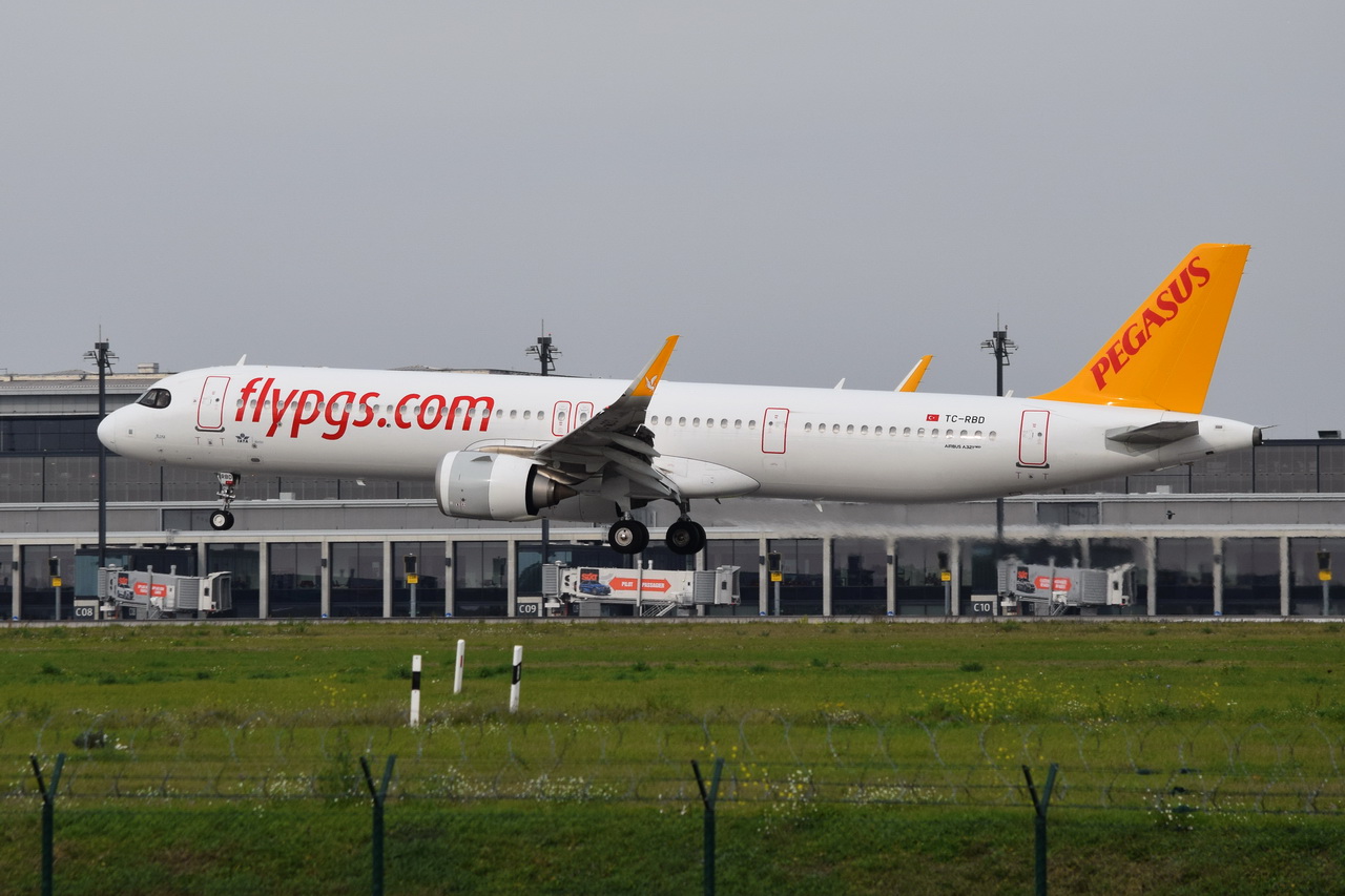 TC-RBD , Pegasus , Airbus A321-251NX , Berlin-Brandenburg  Willy Brandt  , BER , 29.10.2022 ,