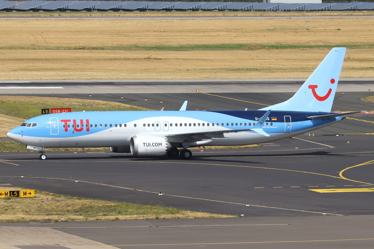 TUIfly Boeing 737-8 MAX D-AMAG rollt zum Gate in D�sseldorf 2.8.2026