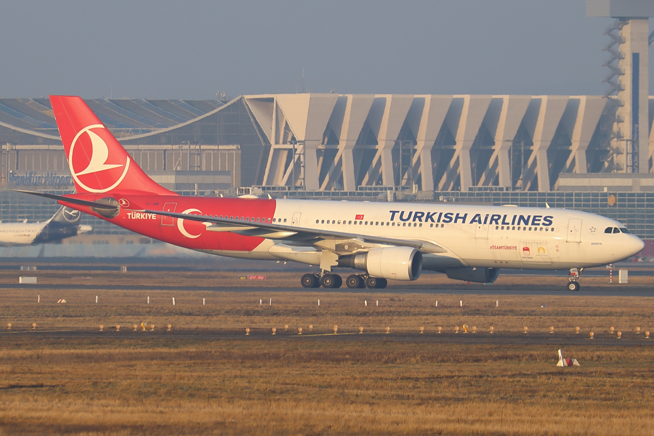 Turkish Airlines Airbus A330-203 TC-JNB rollt zum Gate in Frankfurt 22.1.2026