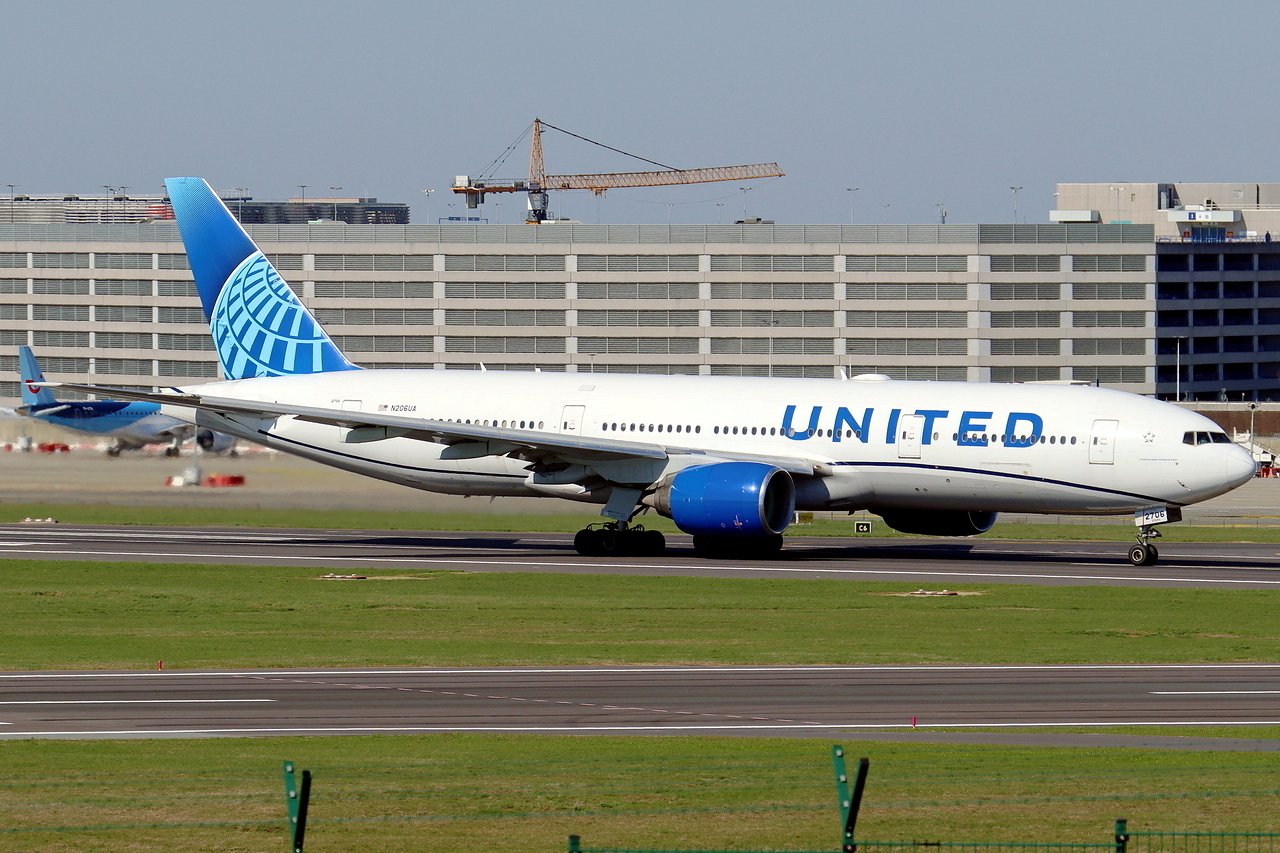 United Airlines Boeing 777-222ER N206UA beim Start in Brüssel 18.3.2026