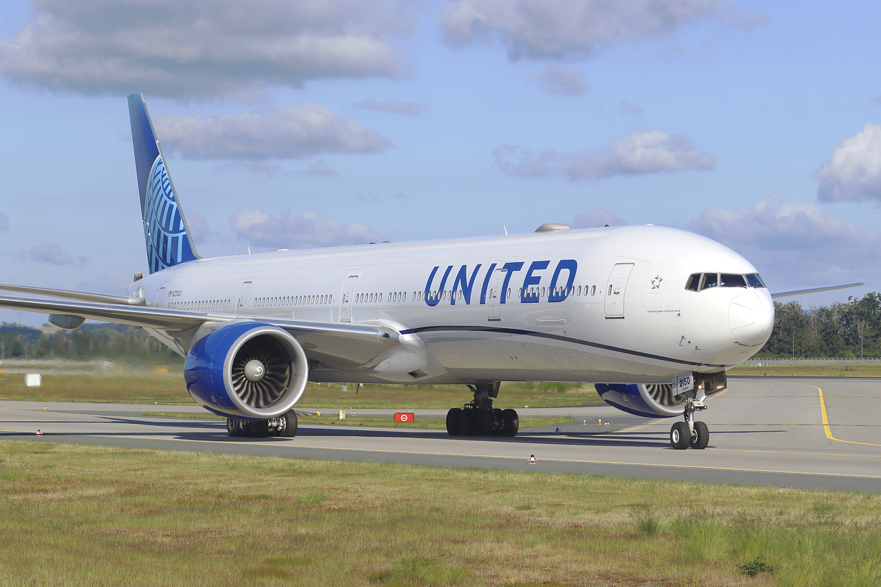 United Airlines Boeing 777-322ER N2250U rollt zum Terminal in Frankfurt 13.6.2026