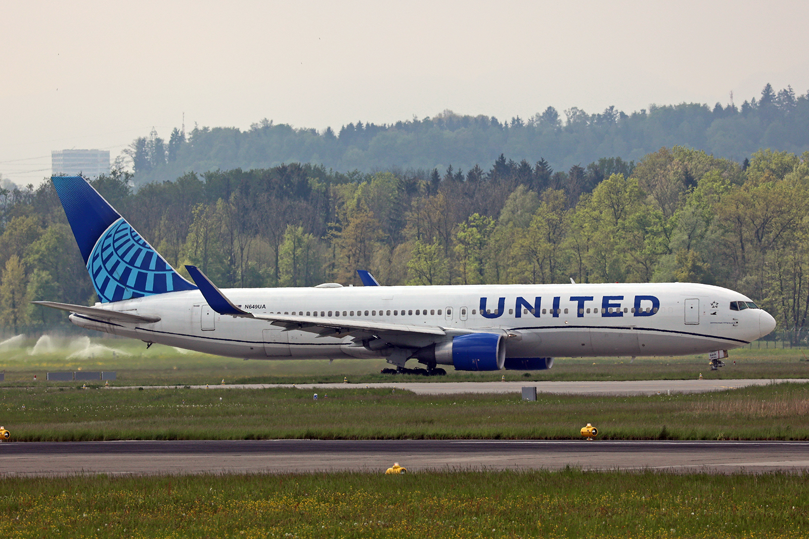 United Airlines, N649UA, Boeing B767-322ER, msn: 25286/444, 03.Mai 2023, ZRH Zürich, Switzerland.