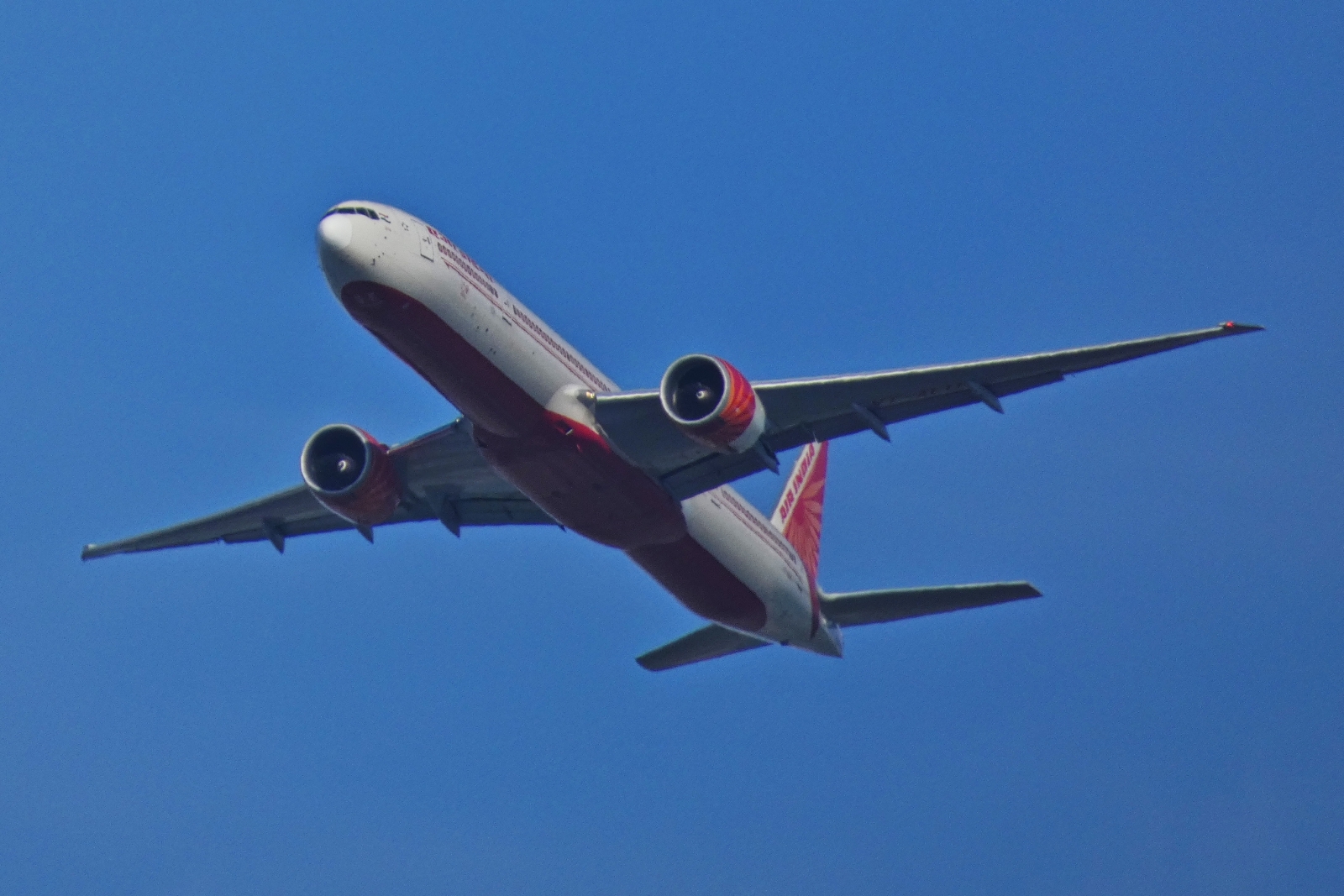 VT-ALU Boeing 777-337 von India Airlines, gesehen beim �berflug �ber Wien. 04.05.2026