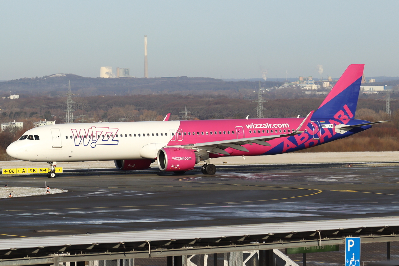 Wizz Air Airbus A321-271NX HA-LDC rollt zum Start in Dortmund 11.1.2026