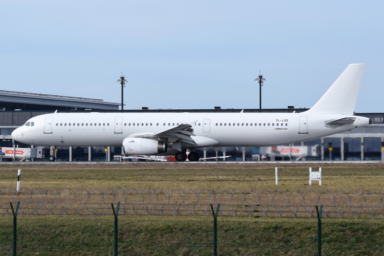 YL-LDS , SmartLynx , Airbus A321-231 , 17.03.2023 , Berlin-Brandenburg  Willy Brandt  , BER , 