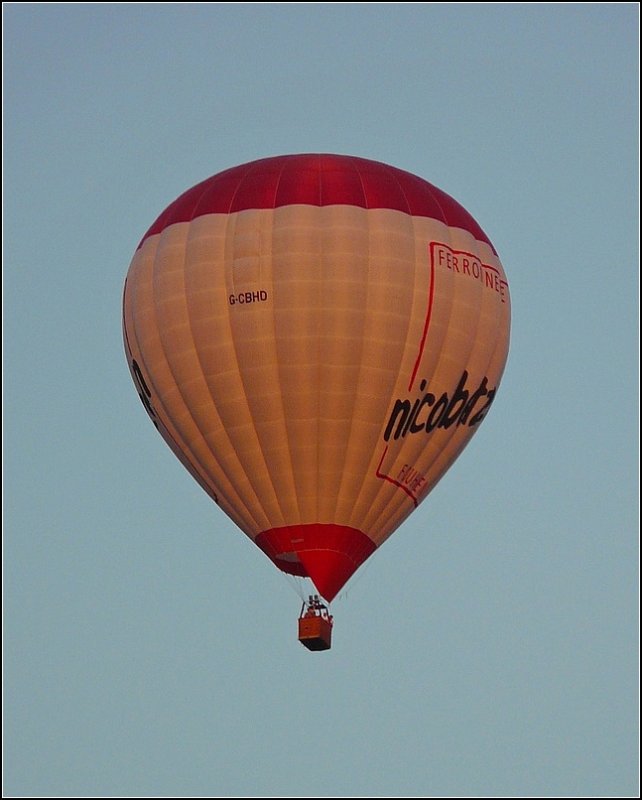 . (G-CBHD) Ein Heiluftballon berfhrt im Abendlicht des 30.08.08 die Stadt Wiltz (Luxemburg). (Jeanny)