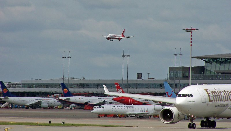  Terminal und Vorfeld Airport Hamburg am 22.07.2008