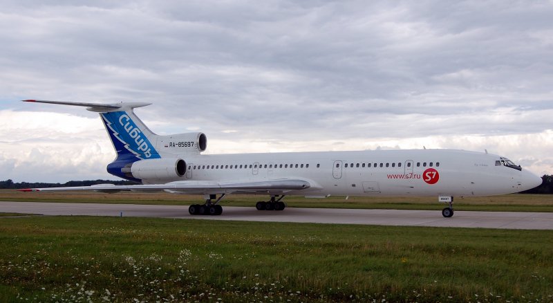 04.08.08 S7 kam mit einer von ihren TU5 anstelle wie geplant mit A319.