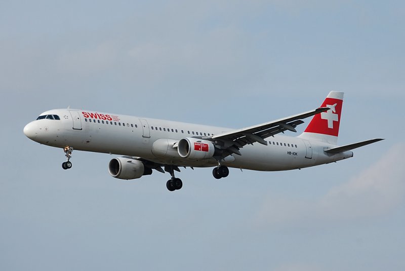 08.03.2008 Auf dem Mittagskurs LX 1056 aus ZRH kam heute ein A321 (HB-IOK) von Swiss nach Hamburg.