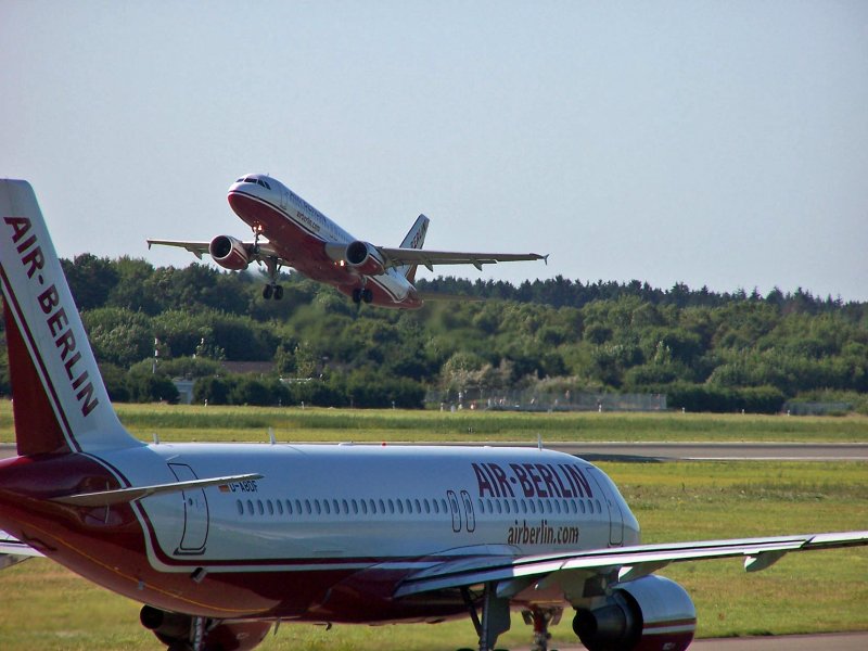 2  Air Berlin  Maschinen beim Start am 24.08.2009.