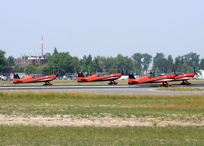 2ExelAviation Extra 300LP bei der Flugvorfhrung auf der ILA in Berlin-Schnefeld am 30.05.2008