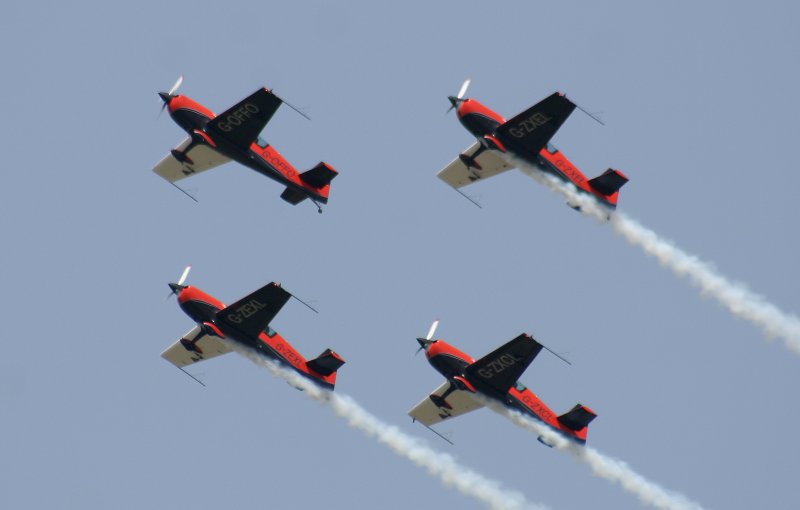 2ExelAviation Extra 300LP bei der Flugvorfhrung auf der ILA in Berlin-Schnefeld am 30.05.2008