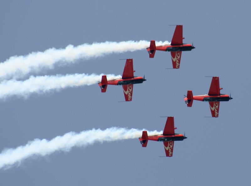 2ExelAviation Extra 300LP bei der Flugvorfhrung auf der ILA in Berlin-Schnefeld am 30.05.2008