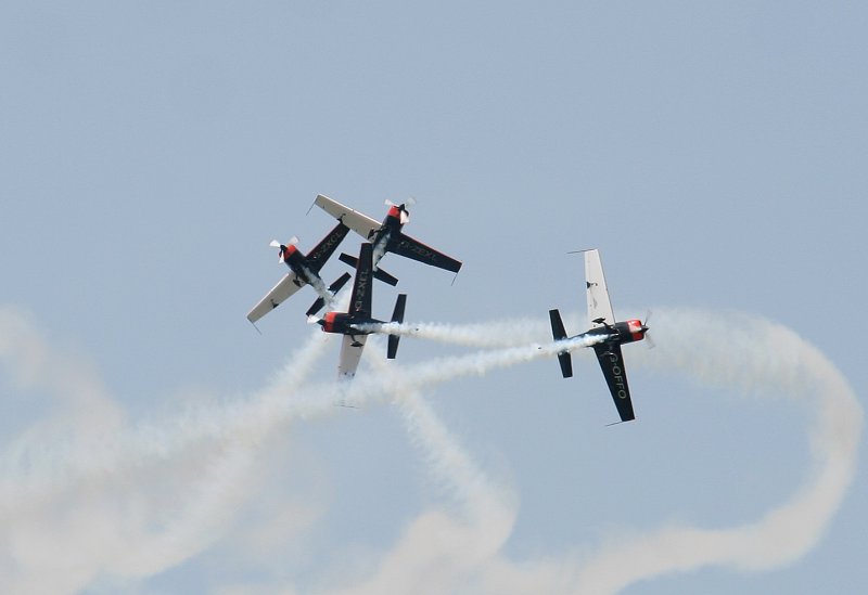 2ExelAviation Extra 300LP bei der Flugvorfhrung auf der ILA in Berlin-Schnefeld am 30.05.2008