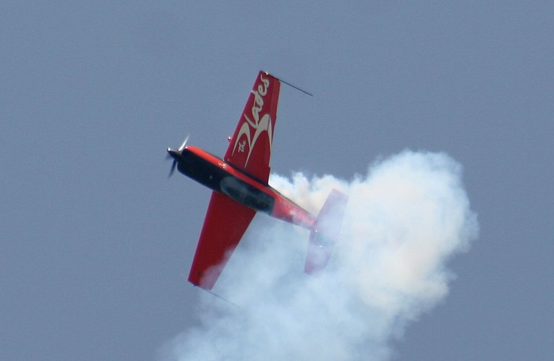2ExelAviation Extra 300LP bei der Flugvorfhrung auf der ILA in Berlin-Schnefeld am 39.05.2008