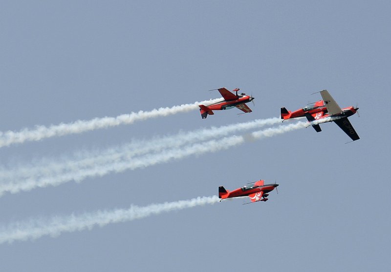 2ExelAviation Extra 300LP bei der Flugvorfhrung auf der ILA in Berlin-Schnefeld am 30.05.2008