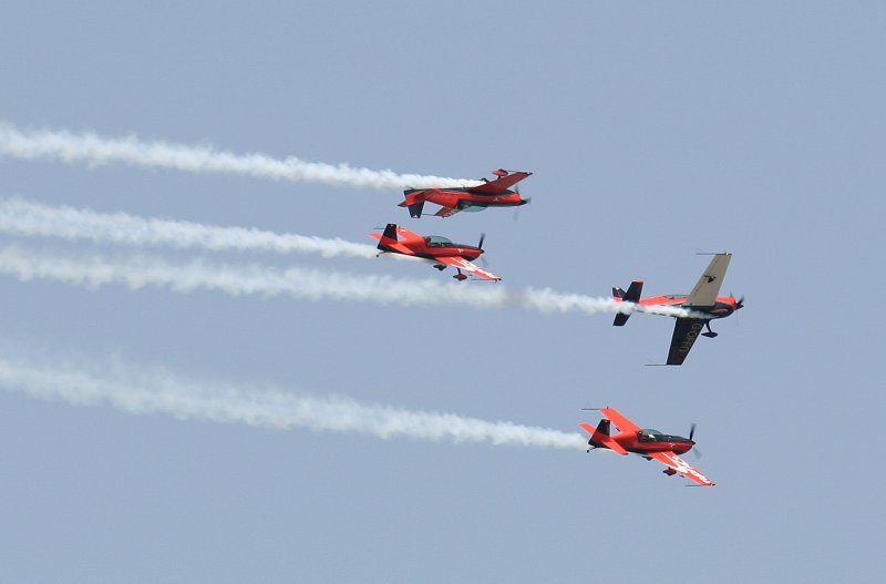 2ExelAviation Extra 300LP bei der Flugvorfhrung auf der ILA in Berlin-Schnefeld am 30.05.2008
