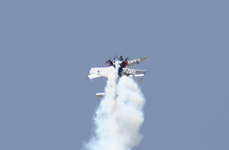 2ExelAviation Extra 300LP bei der Flugvorfhrung auf der ILA in Berlin-Schnefeld am 30.05.2008