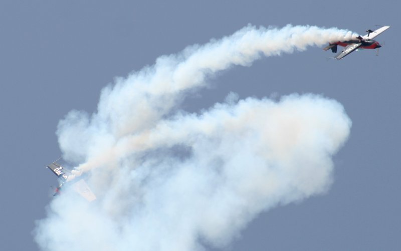2ExelAviation Extra 300LP bei der Flugvorfhrung auf der ILA in Berlin-Schnefeld am 30.05.2008