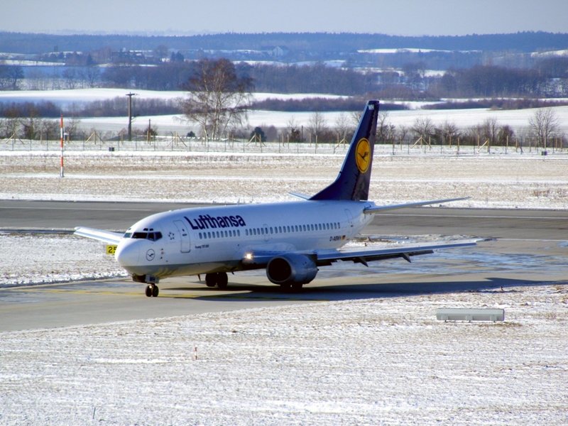 737-300 D-ABWH der Lufthansa (Flug LH 1054) verlsst am 13.2.2009 die Runway in Dresden.