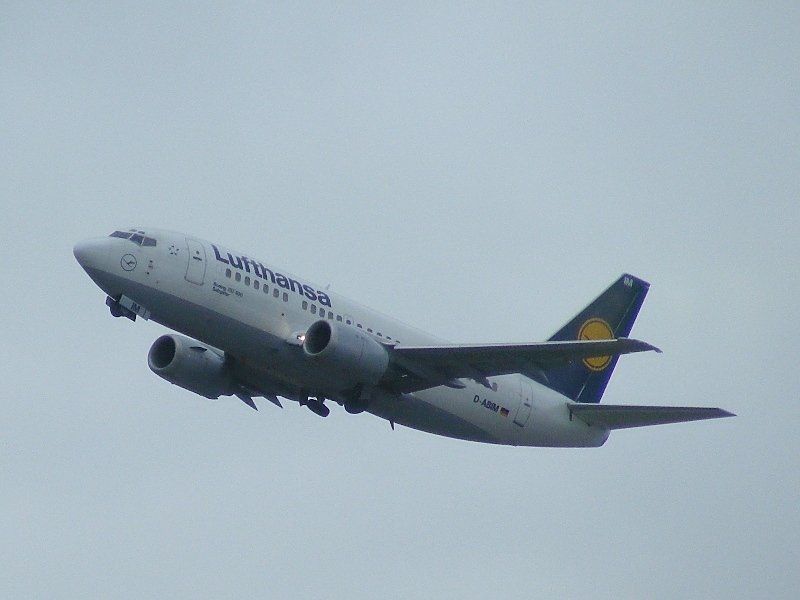 737-500  Salzgitter  (D-ABIM) fhrt kurz nach dem Takeoff das Fahrwerk ein. Flug LH 1053 von Dresden nach Frankfurt am 27.2.2009.