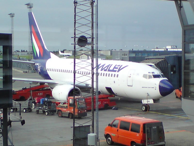 737- 700 der Malev in Kopenhagen auf Parkposition am 18. August