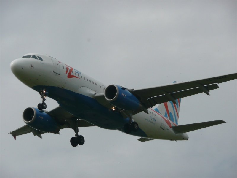 A 319-132 der Izmir Air vor Landung In Zrich-Kloten am 13.10,2008.