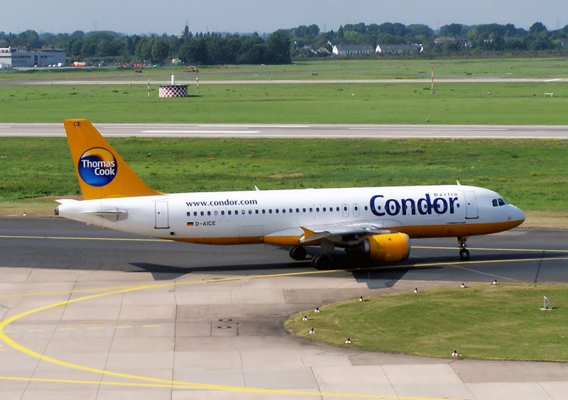 A 320 der Condor beim Rollen zur Startbahn - Dsseldorf 08.09.2005