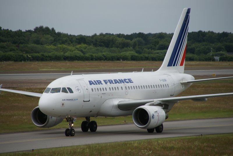 A318 der Air France nach der Landung auf dem Flughafen Hamburg