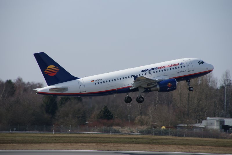 A319 der HHI beim Start eines Charterfluges